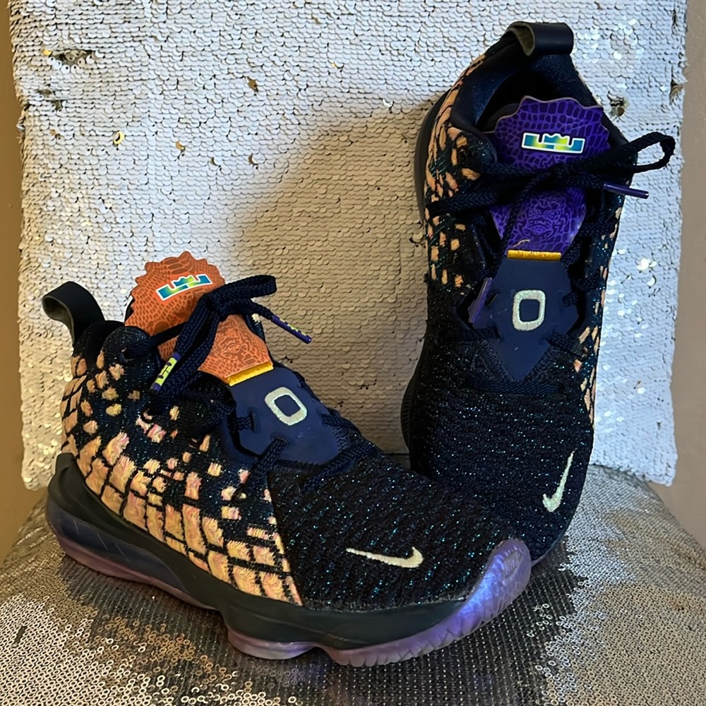NIKE BIG KIDS LEBRON WITNESS SIZE 3. GENTLY WORN. GREAT CONDITION